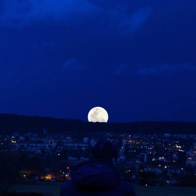 人类为什么看不到月之暗面？